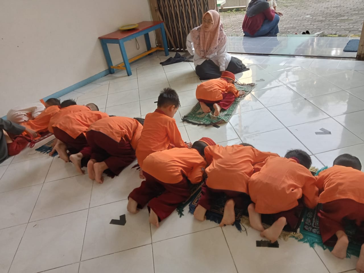 IBADAH: Siswa TK Sabilillah Islamic School melaksanakan salat duha.