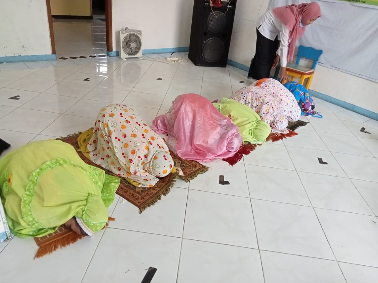 IBADAH: Siswa TK Sabilillah Islamic School melaksanakam salat duha.