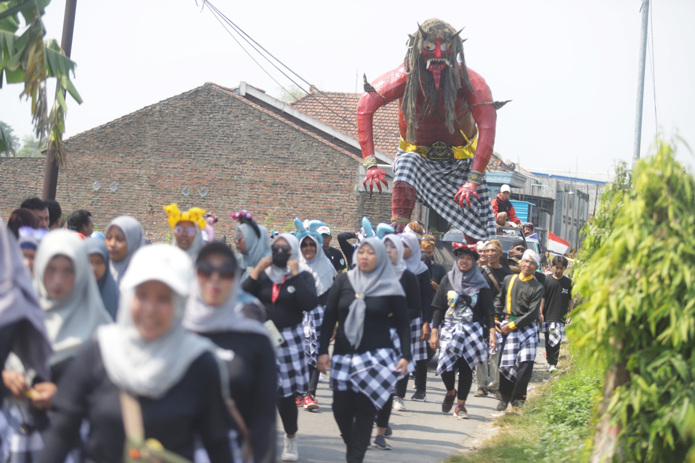 SEMARAK: Kegiatan pawai peringatan Tahun Baru Hijriah 1445 H di Desa Wonorejo, Kecamatan Trowulan, Kabupaten Mojokerto, kemarin.