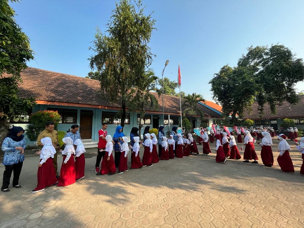 BUDI PEKERTI: Siswa SDN Banjaragung 2 dibiasakan bersalaman dengan guru selepas apel pembukaan MPLS, Senin (17/7).