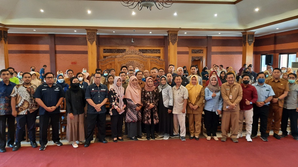 KOMITMEN BERSAMA: Para peserta sosialisasi dari pelaku usaha dan perwakilan OPD berfoto bersama dengan Wali Kota Ning Ita.
