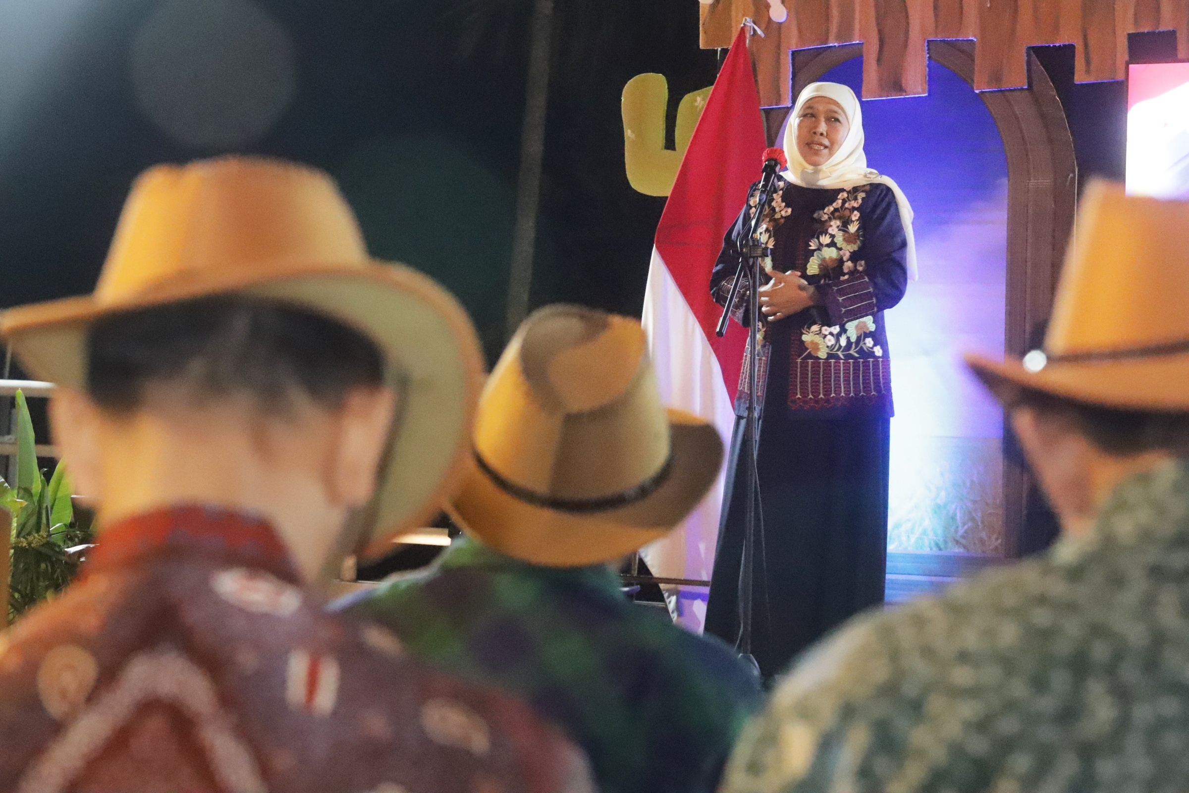 PRIORITAS: Gubernur Jawa Timur Khofifah Indah Parawansa menyampaikan arahan di hadapan anggota Jawa Pos Radar saat jamuan makan malam.