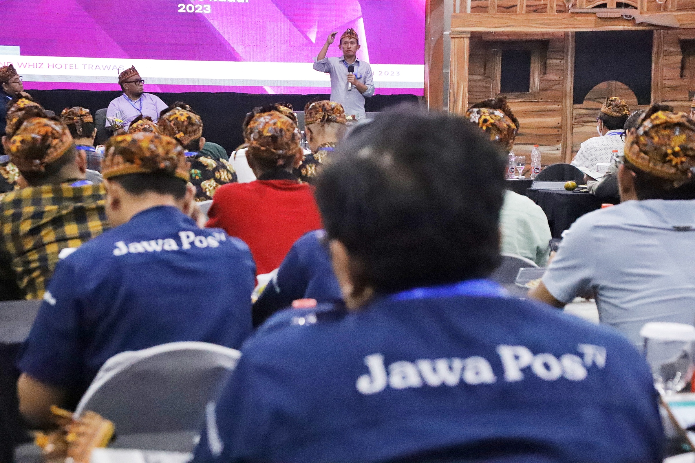 SERIUS: Direktur Utama Jawa Pos Radar, Leak Kustiyo menyampaikan pemaparan.