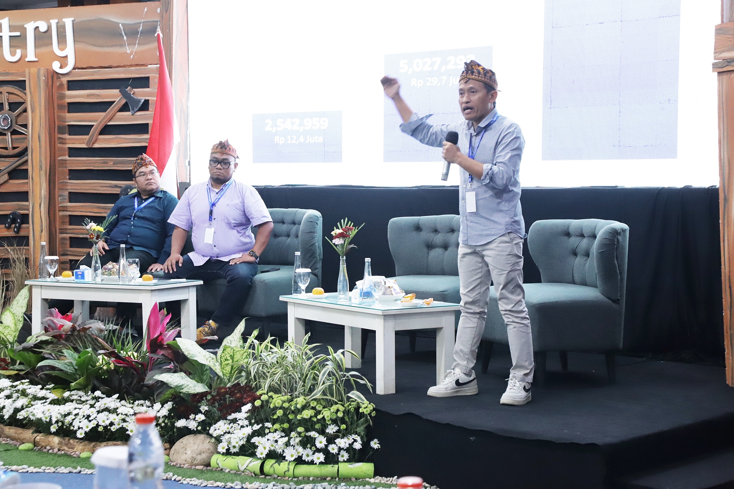 PROYEKSI: Direktur Utama Jawa Pos Radar, Leak Kustiyo memberikan arahan kepada seluruh anggota JPR.