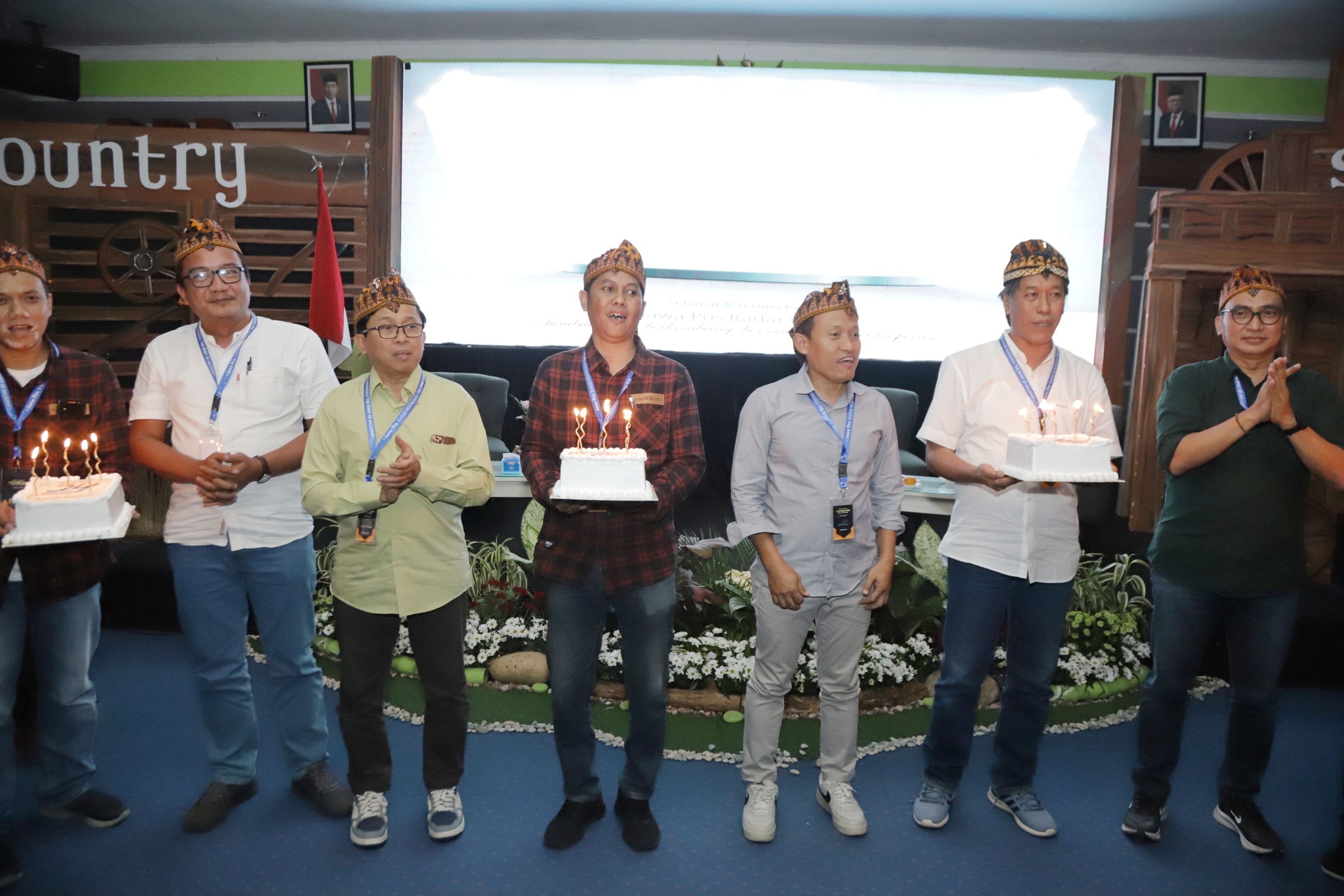 KEJUTAN: Jawa Pos Radar Mojokerto memberikan kejutan kue tart kepada anggota JPR yang merayakan ulang tahun.