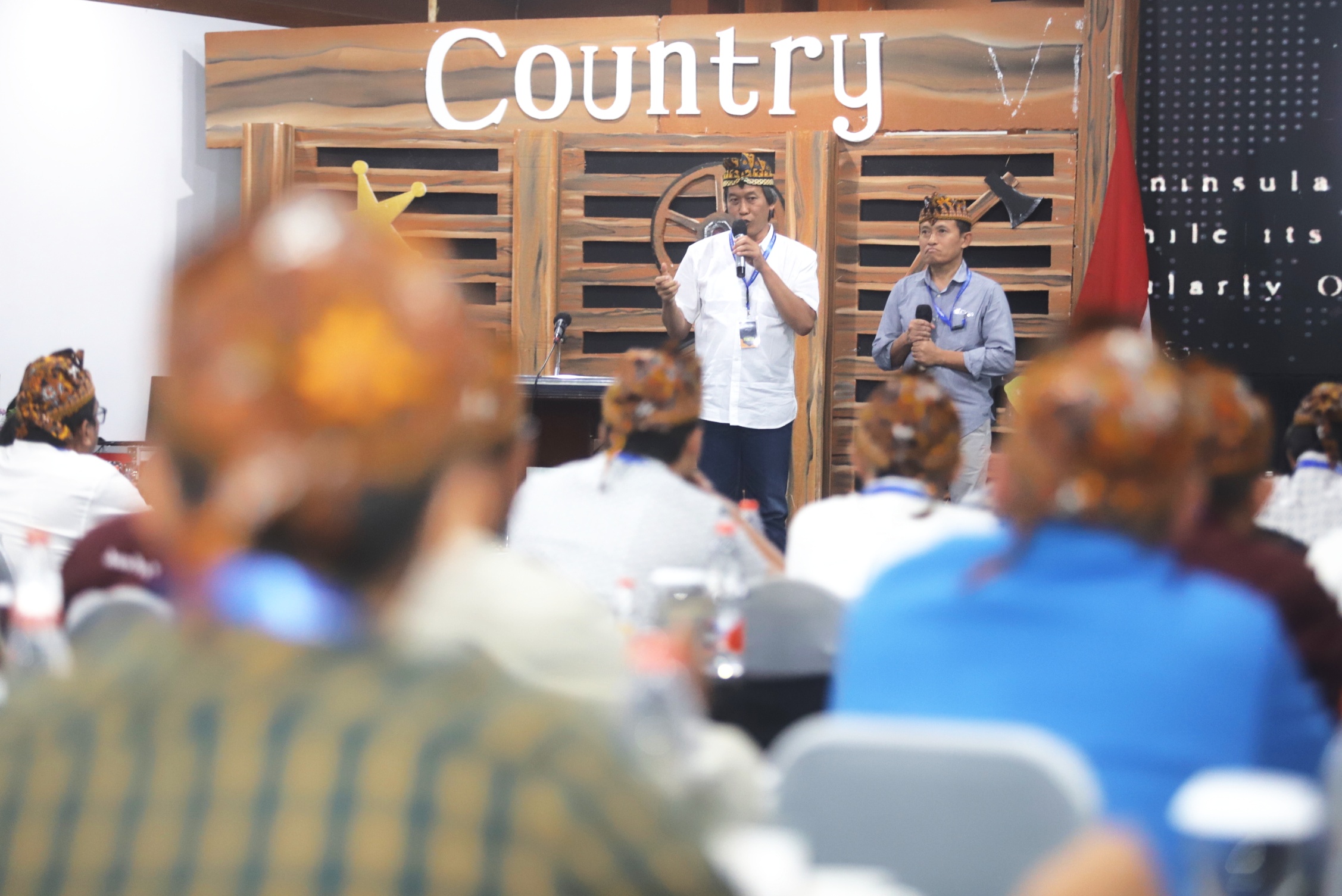 RESMI DIBUKA: Direktur Jawa Pos Radar Leak Kustiyo (kanan) dan Direktur Jawa Pos Radar Mojokerto M Nur Kholis membuka Rapat Evaluasi Semester Pertama 2023 Jawa Pos Radar (JPR) di Grand Whiz Hotel Traw