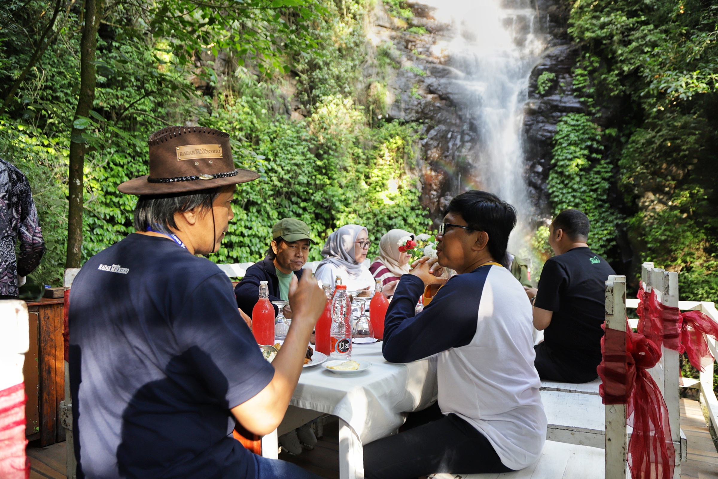 ASYIK: Rapat evaluasi semester pertama Jawa Pos Group ditutup breakfast di air terjun Dlundung, lereng Welirang, Jumat (21/7).