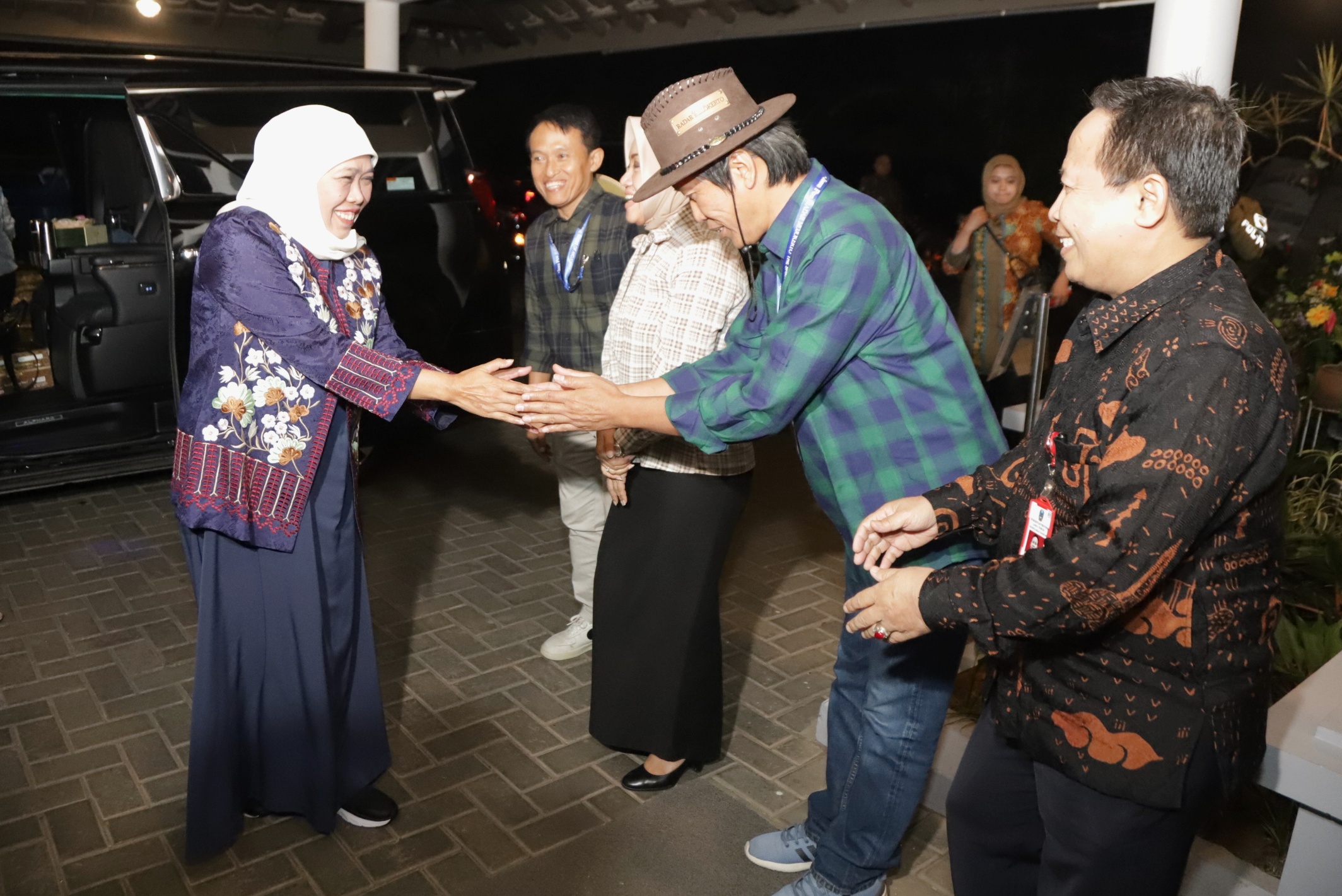 HADIR: Gubernur Khofifah menghadiri gala dinner Rapat Evaluasi Semester I Jawa Pos Group di Trawas disambut Direktur JPRM M. Nur Kholis, Kamis (20/7)