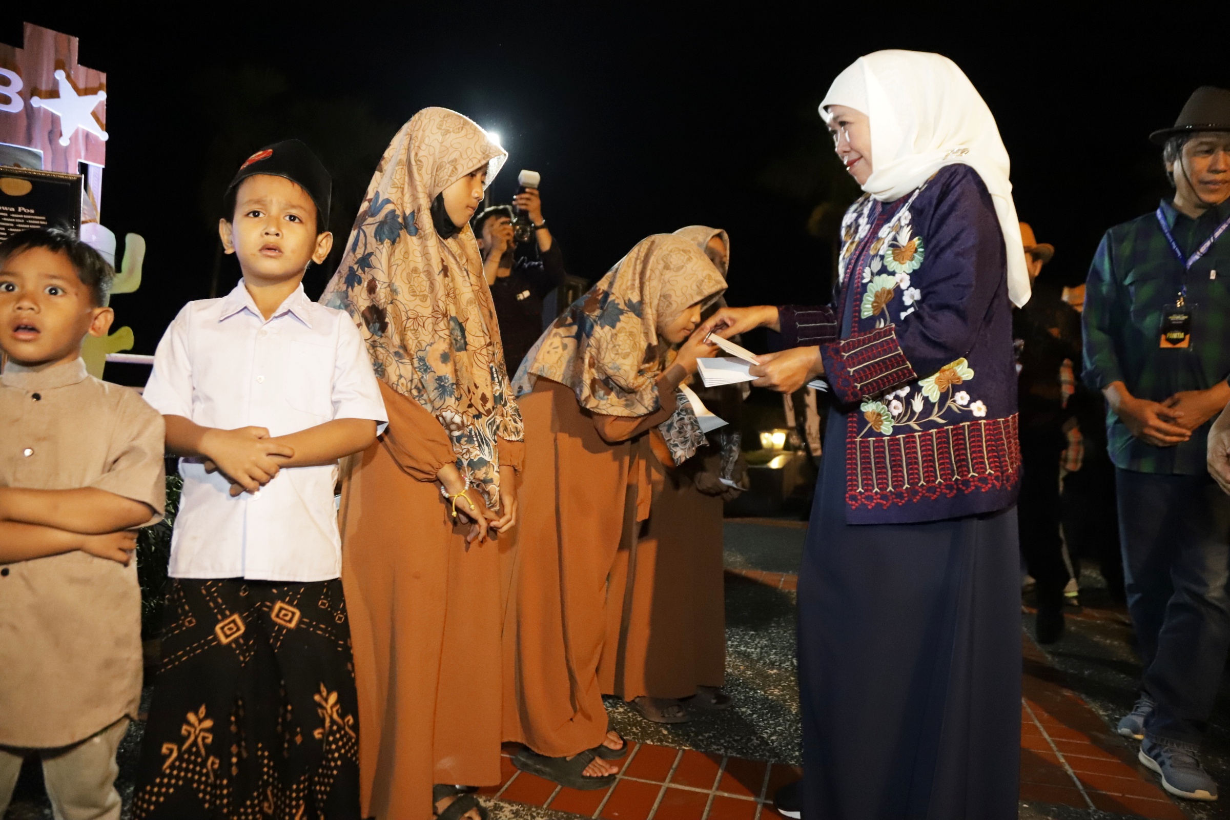PEDULI: Gubernur Khofifah memberi donasi kepada anak yatim.
