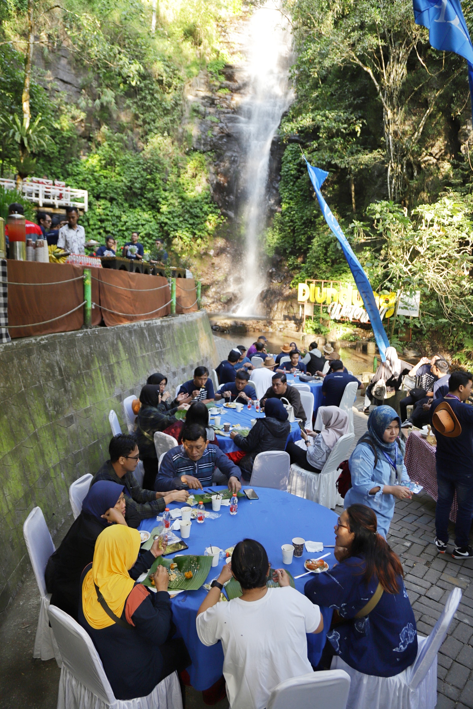 AKRAB: Suasana breakfast di pinggir air terjun.
