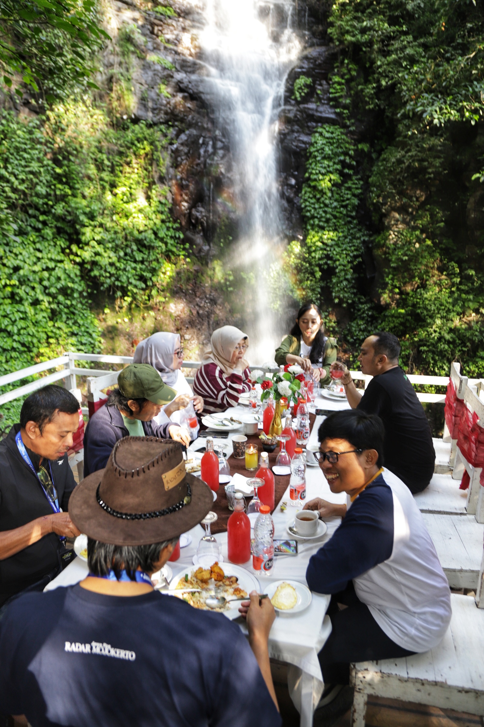 ASYIK: Rapat evaluasi semester pertama Jawa Pos Group ditutup breakfast di air terjun Dlundung, lereng Welirang, Jumat (21/7).
