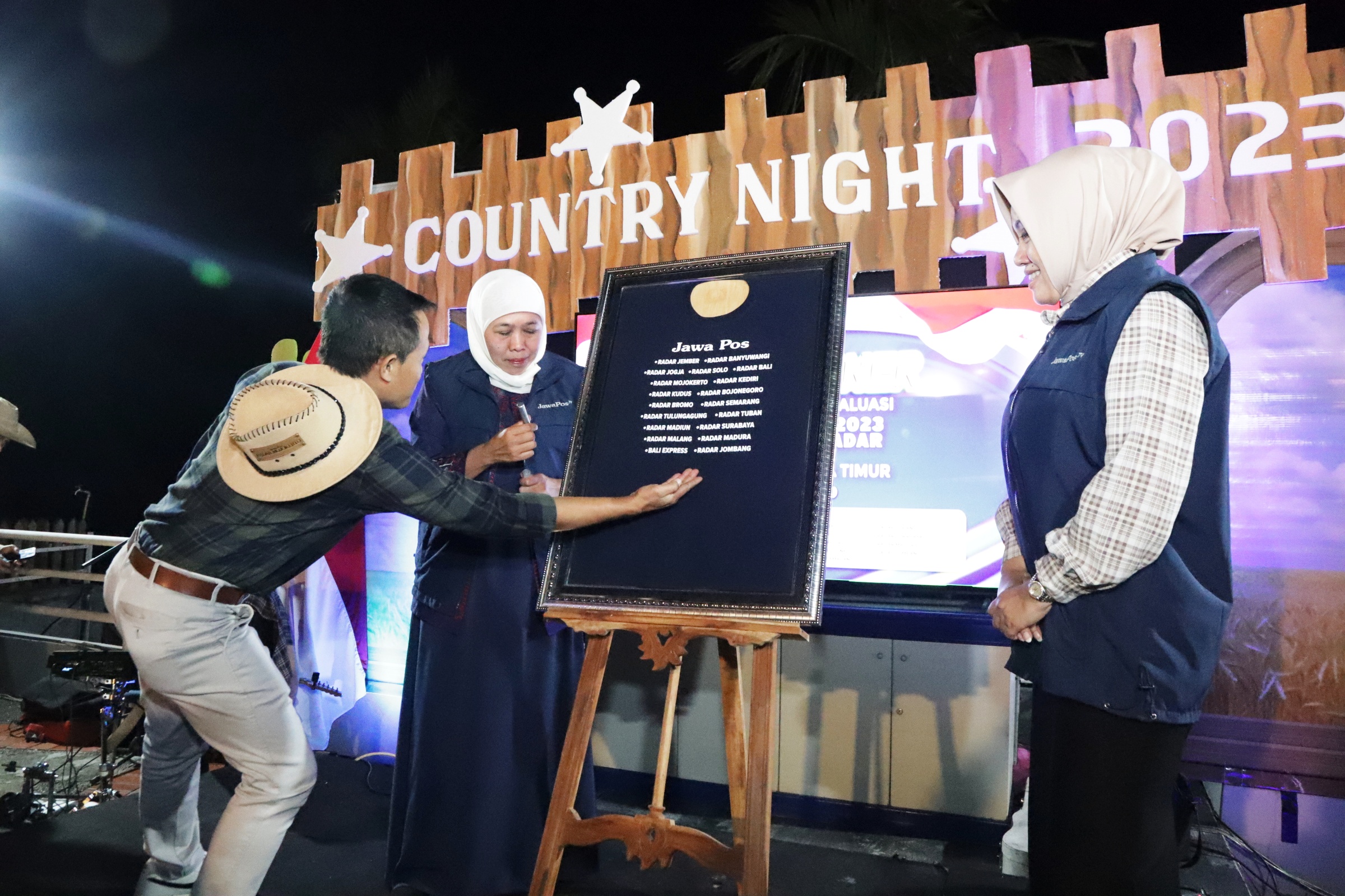 TANDA TANGAN: Gubernur Khofifah membubuhkan tanda tangan di pigura Jawa Pos Group.