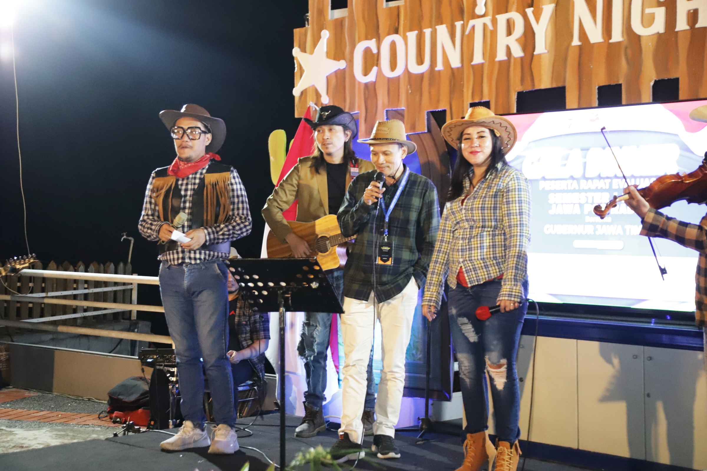DIREKTUR: Hiburan musik turut dimeriahkan suara dari Direktur Jawa Pos Group, M. Nurwahid P.