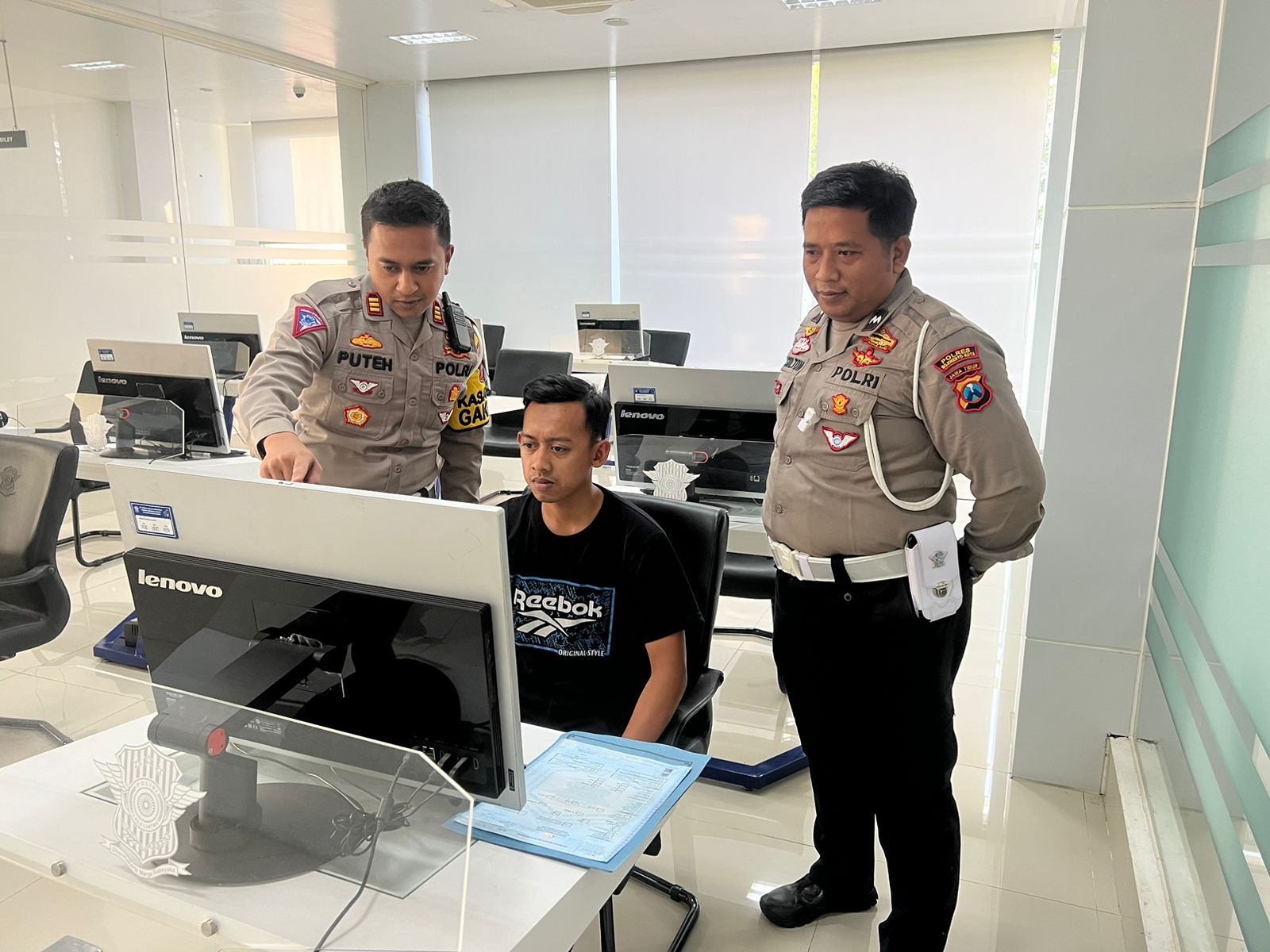 SIDAK: Kasatlantas Polres Mojokerto Kota AkP Muhamad Puteh Rinaldi ke Satpas untuk antisipasi praktik percaloan, Kamis (20/7).