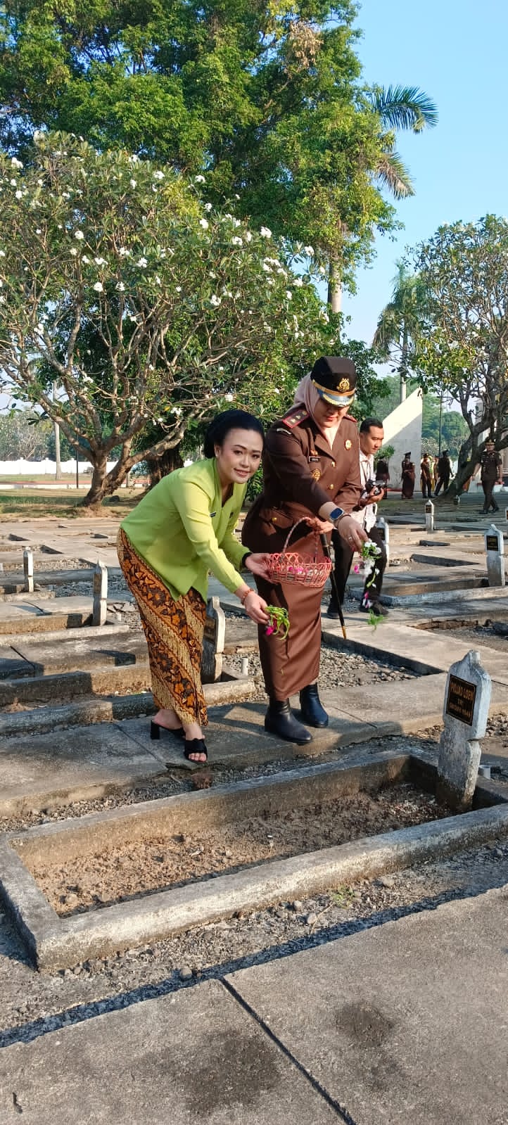 KENANG JASA PAHLAWAN: Kajari Kabupaten Mojokerto Sulvia Triana Hapsari melaksanakan ziarah dan tabur bunga di TMP Gajah Mada bersama seluruh pegawai jelang puncak HBA ke-63 Tahun, kemarin.
