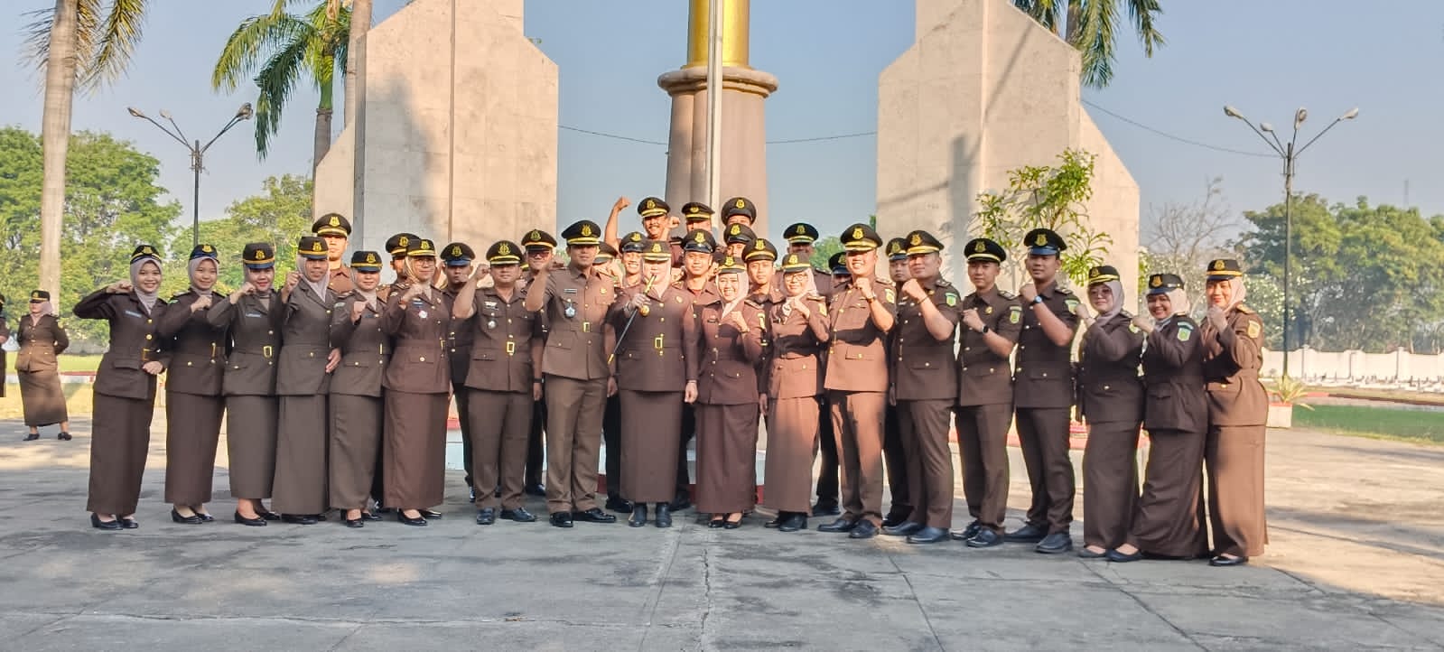 ADHYAKSA: Jajaran pegawai Kejaksaan Negeri Kabupaten Mojokerto selepas upacara tabur bunga, Jumat (21/7).