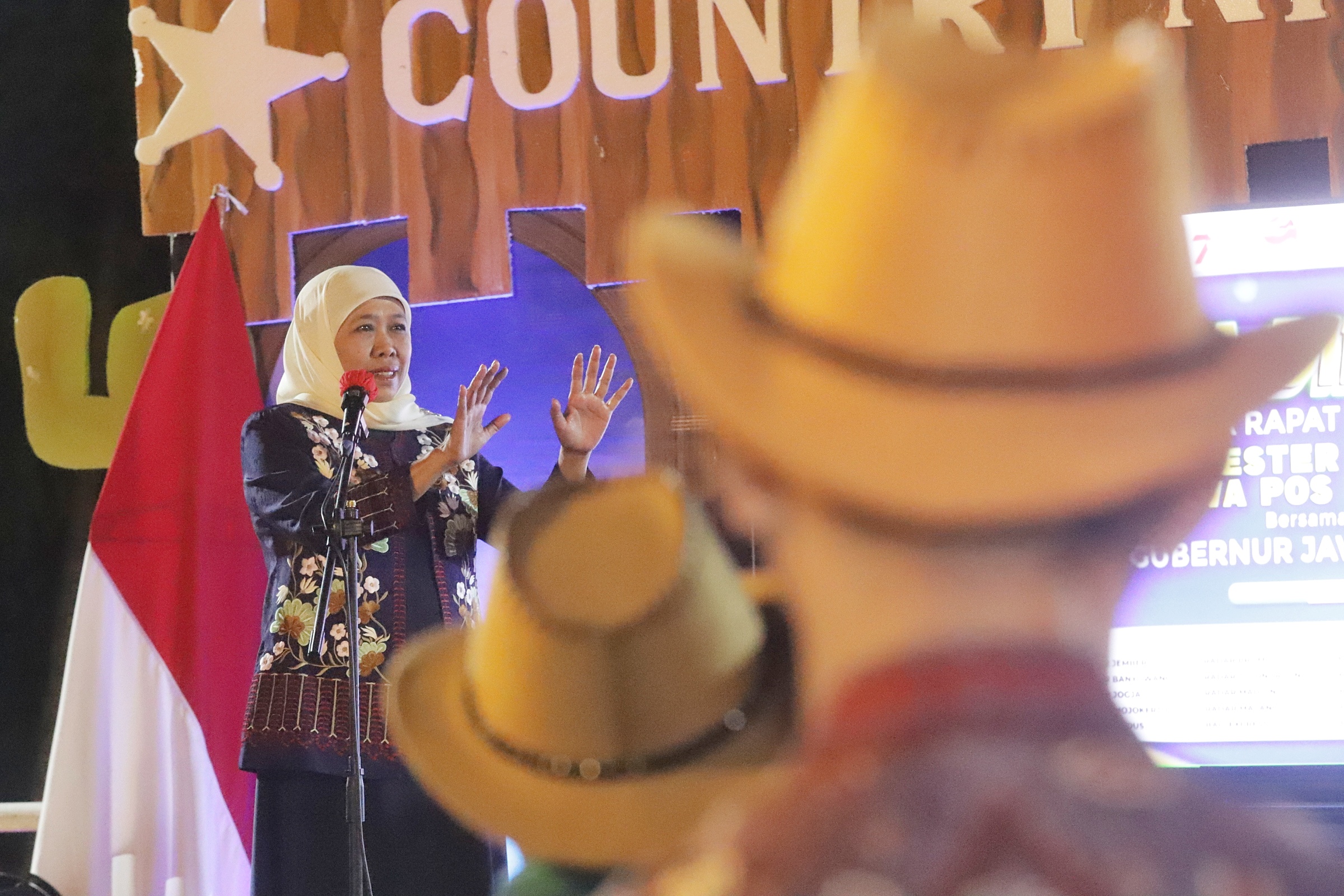 PRIORITAS: Gubernur Jawa Timur Khofifah Indar Parawansa menyampaikan arahan di hadapan jajaran direksi JPR dan grup saat jamuan makan malam Rapat Evaluasi Semester Pertama 2023 Jawa Pos Radar (JPR)