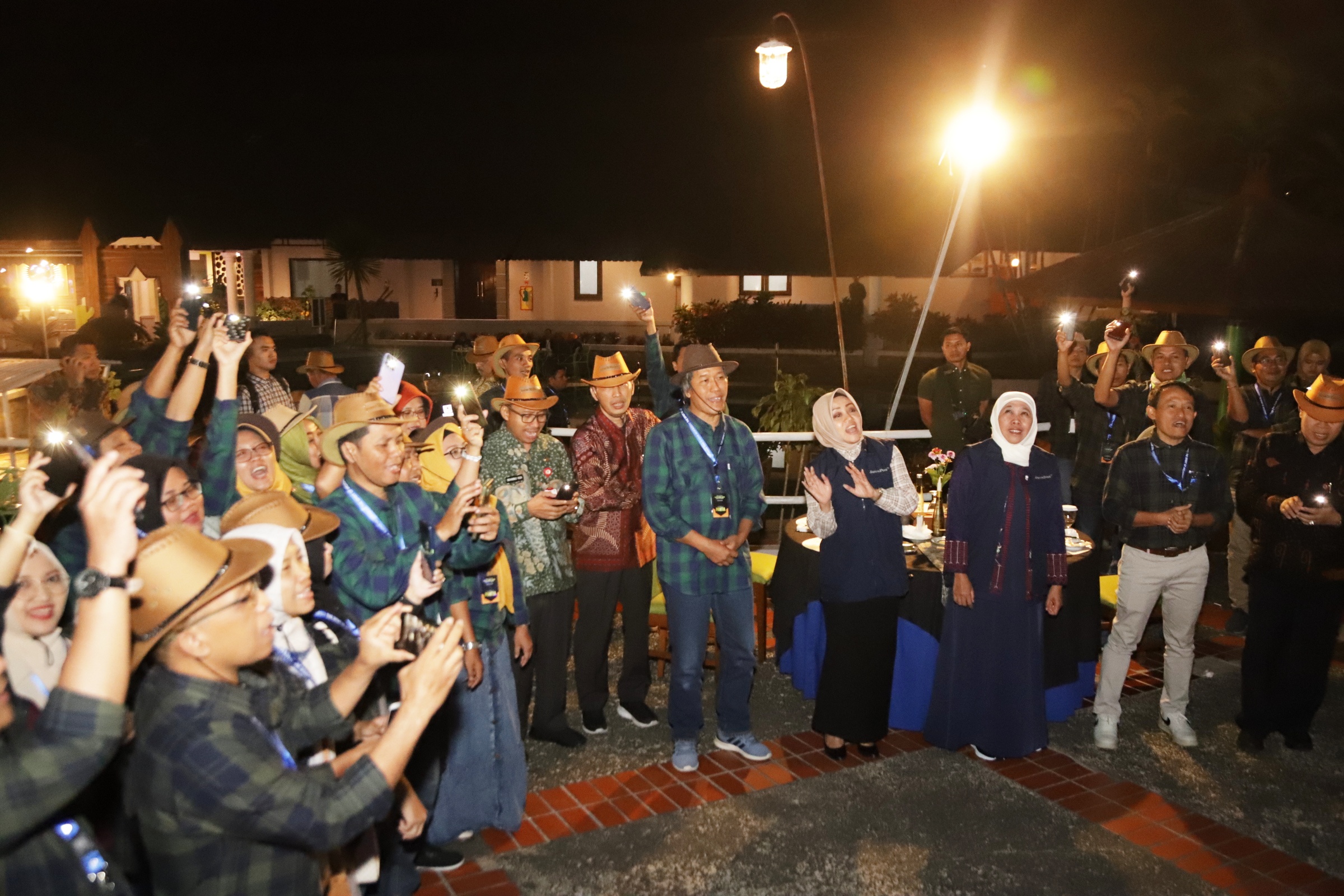 HANGAT:(Dari kanan)  Direktur Utama Jawa Pos Radar Leak Kustiyo, Gubernur Jawa Timur Khofifah Indar Parawansa, Bupati Mojokerto Ikfina Fahmawati, dan Direktur Jawa Pos Radar Mojokerto M Nur Kholis.