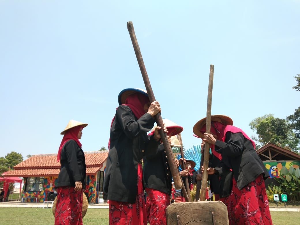 WARISAN PERADABAN: Selain fungsi utamanya untuk menumbuk padi, lesung dapat dimanfaatkan menjadi instrumen seni.