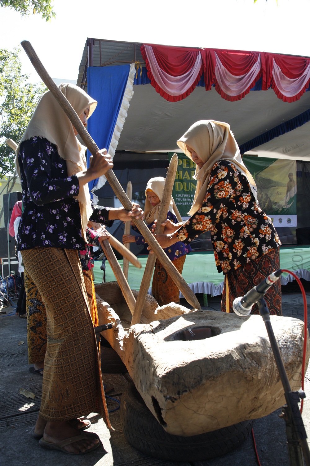 WARISAN PERADABAN: Selain fungsi utamanya untuk menumbuk padi, lesung dapat dimanfaatkan menjadi instrumen seni.