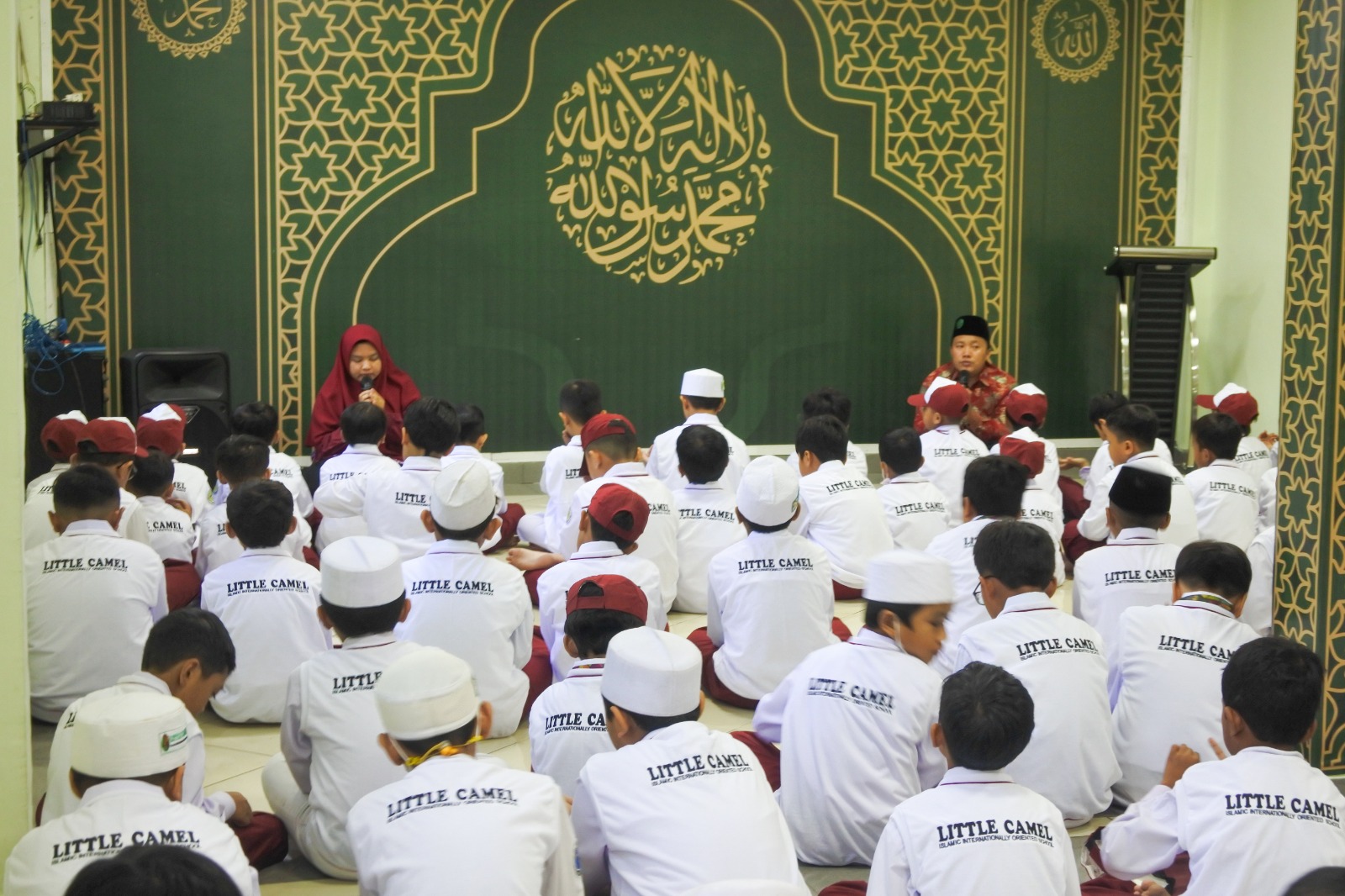 SDI Little Camel menanamkan nilai kecintaan kepada Alquran dan penguasaan Bahasa Inggris selama momen MPLS. Budaya sekolah itu dikenalkan kepada siswa baru melalui berbagai kegiatan menyenangkan.