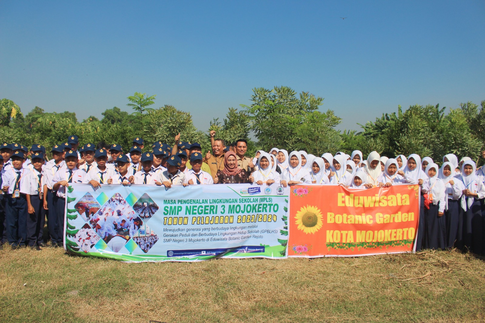 PEMBINAAN KARAKTER: Ratusan siswa kelas VII SMPN 3 Kota Mojokerto menjalani MPLS di Wisata Botanic Garden Rejoto.
