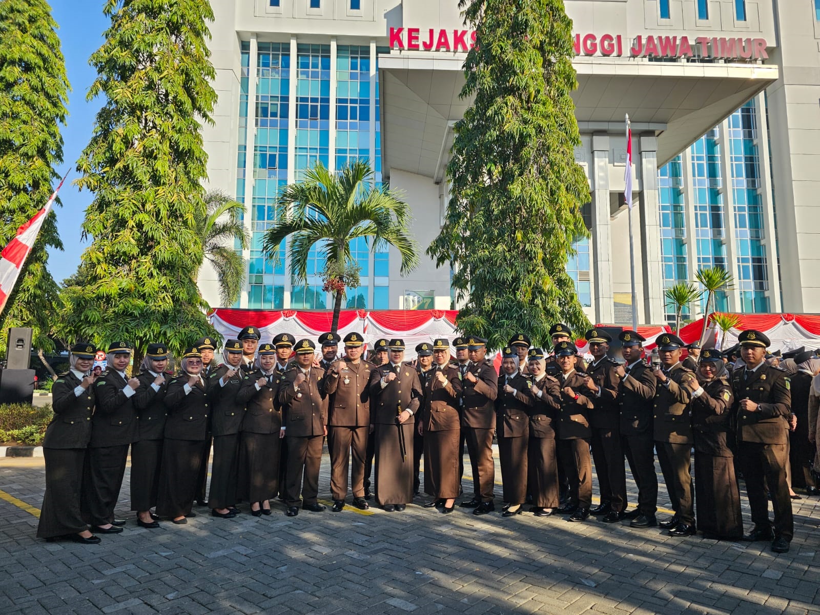 PENEGAK HUKUM: Jajaran Kejari Kabupaten Mojokerto mengikuti upacara Peringatan HBA ke-63 Tahun di gedung Kejati Jatim, Sabtu (22/7).
