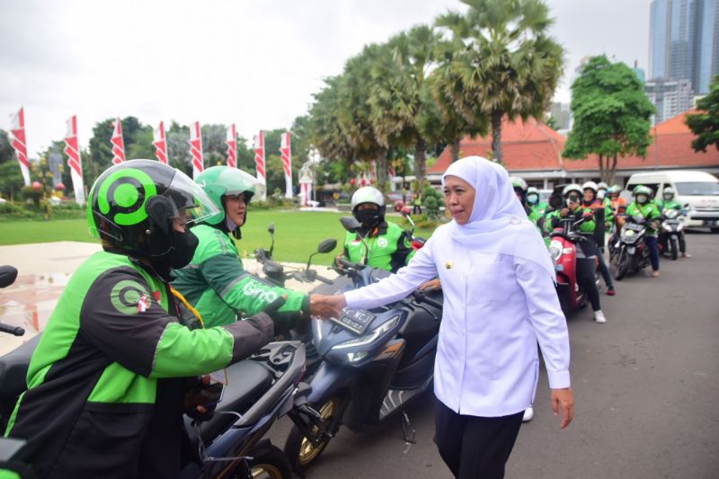 Arsip Foto - Gubernur Jatim Khofifah Indar Parawansa menyapa pengemudi ojek daring dalam sebuah kegiatan, di halaman Gedung Negara Grahadi Surabaya.