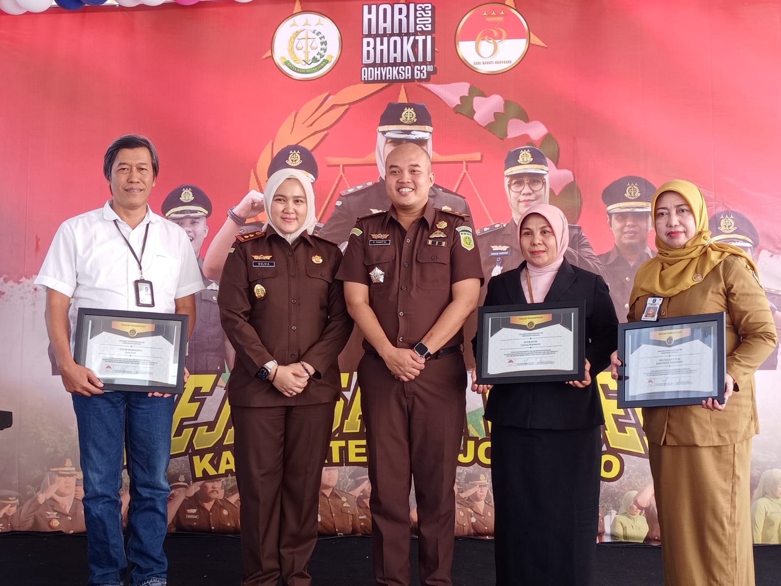 DARI KIRI: Direktur JPRM M. Nur Kholis, Kajari Kabupaten Sulvia Triana Hapsari, Ketua Panitia HBA ke-63 Rizky Raditya Eka Putra, perwakilan Bank Jatim Cabang Mojokerto dan Kepala SMAN 1 Puri.