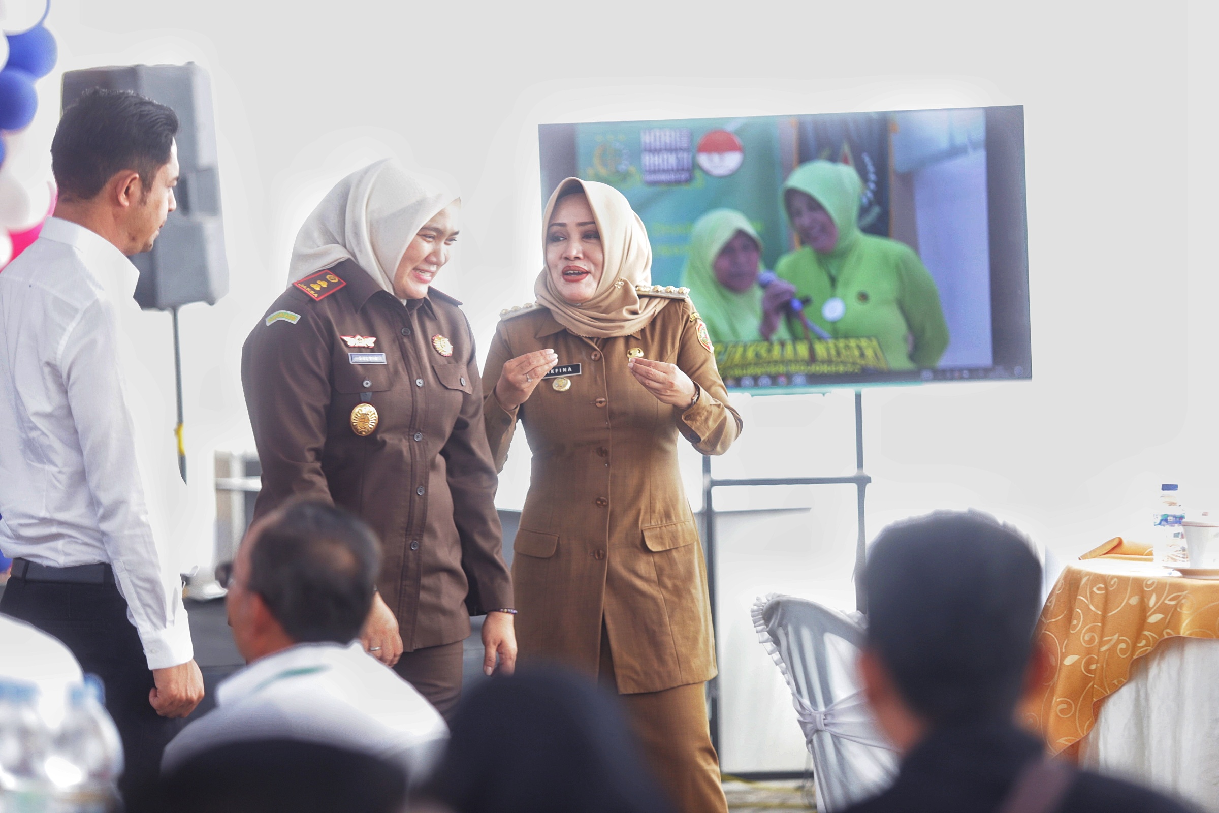GUYUB: Bupati Mojokerto Ikfina Fahmawati dan Kajari Kabupaten Mojokerto Sulvia Triana Hapsari pada penutupan peringatan HBA ke-63 Kejari Kabupaten Mojokerto, Senin (24/7).