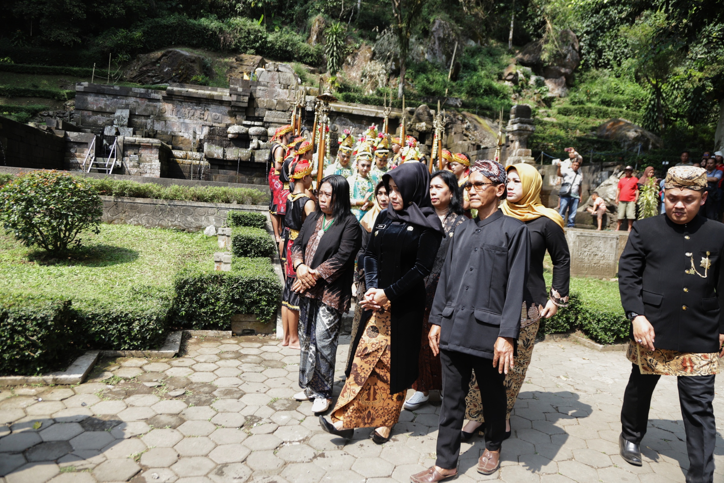 UNDUH TIRTA: Bupati Mojokerto Ikfina Fahmawati mengikuti prosesi Unduh Tirta di Patirtaan Jolotundo, Desa Seloliman, Kecamatan Trawas, Kabupaten Mojokerto, Senin (24/7).