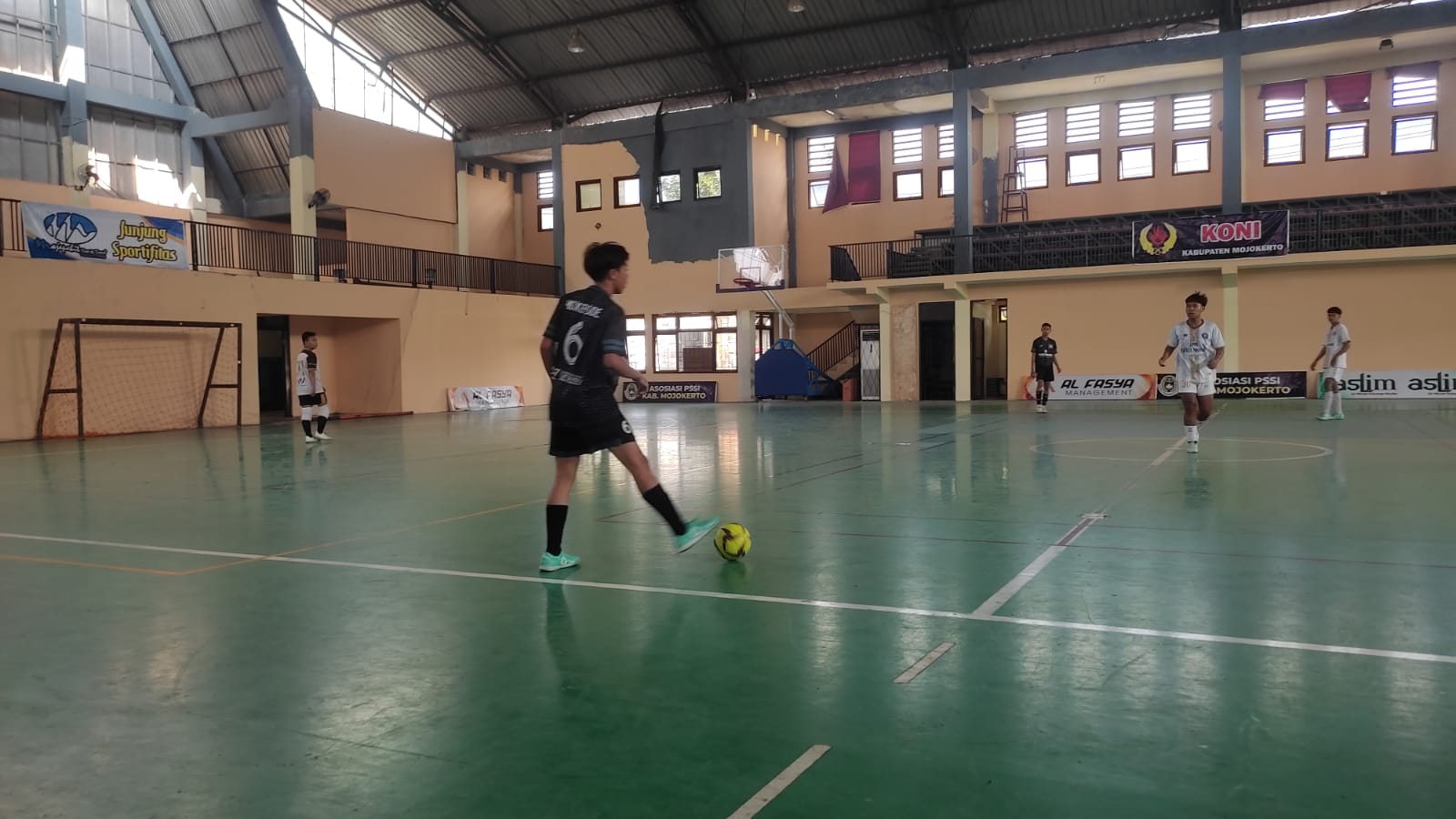 MENGUKUR SKILL: Skuad futsal Kabupaten Mojokerto diagendakan menjalani latih tanding melawan tim porprov Kota Surabaya di GOR Indoor GBT, hari ini.