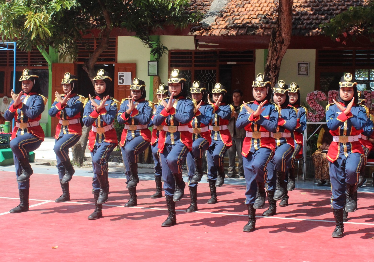 BERBAKAT: Siswa SMP Negeri 5 Mojokerto melakukan unjuk kreasi untuk mengenalkan kegiatan ekskul paskibra kepada peserta didik baru.