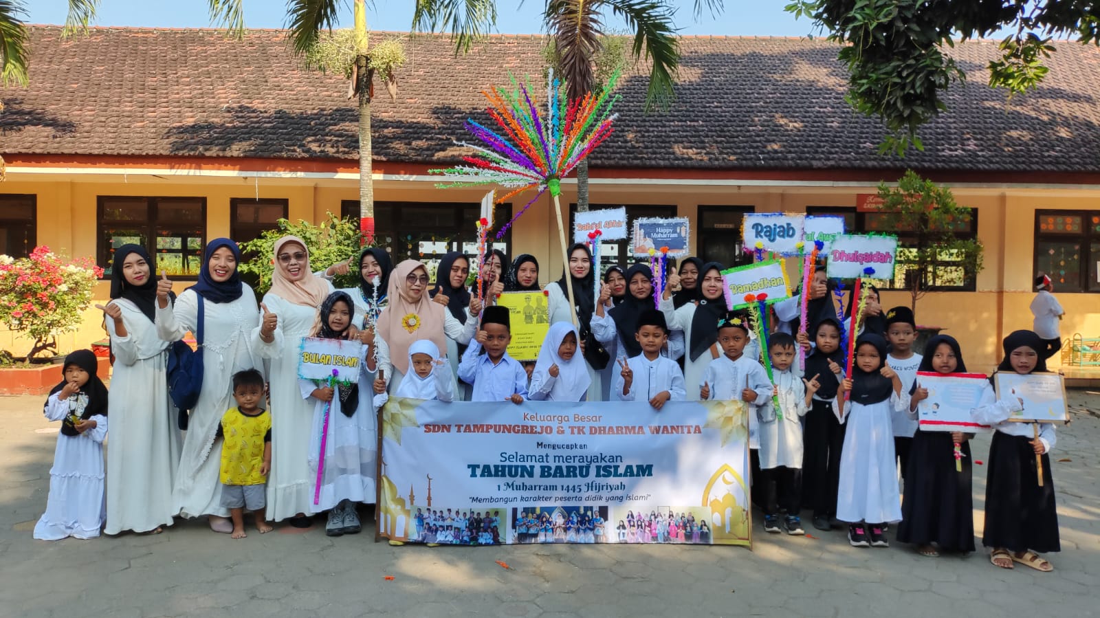 LINGKUNGAN BARU: Seluruh tenaga didik dan siswa baru SDN Tampungrejo saat kegiatan MPLS hari pertama.