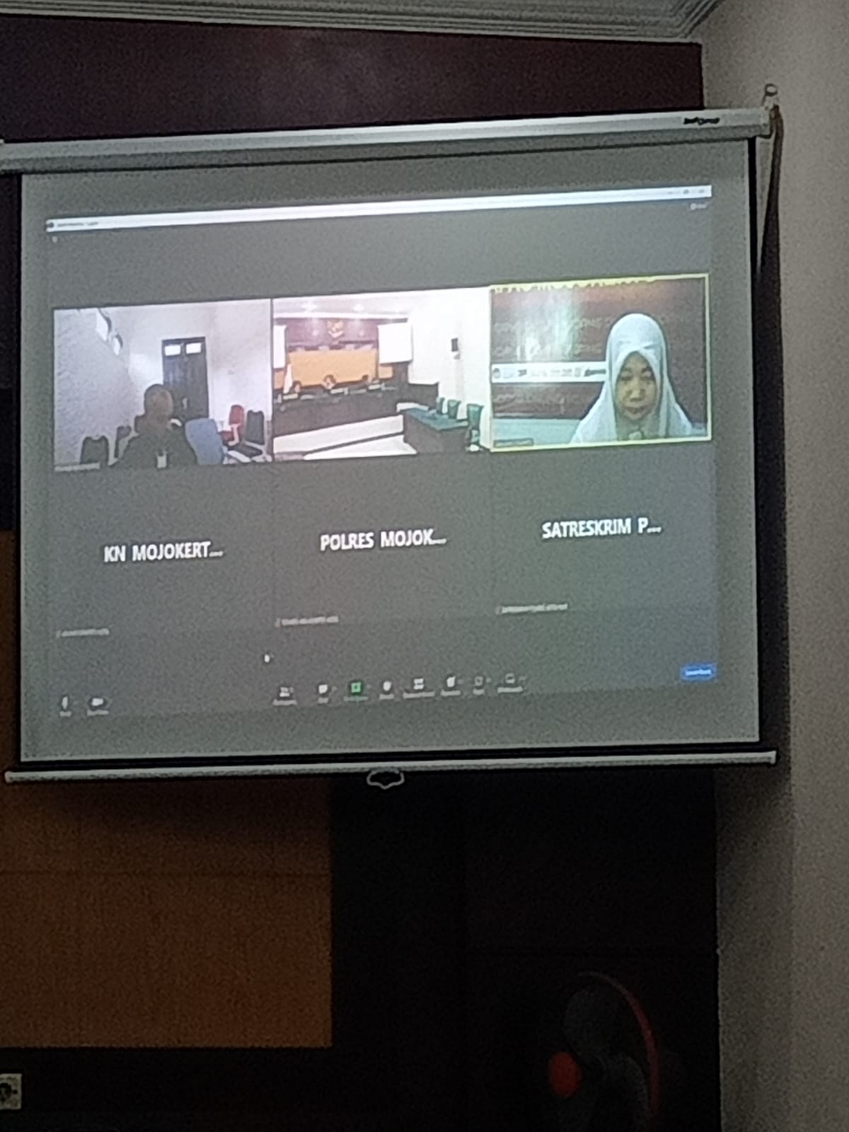 BERSALAH: Terdakwa sedang menjalani sidang secara online di Pengadilan Negeri Mojokerto.