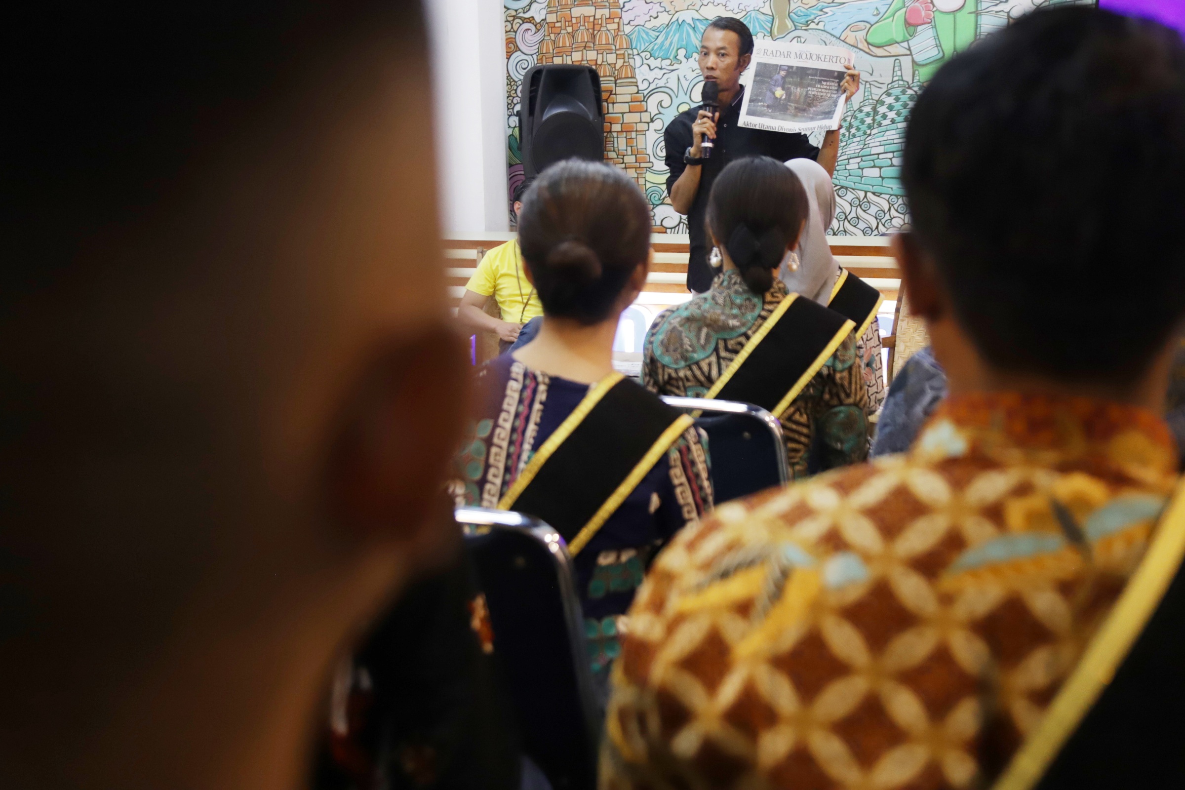 LITERASI: Puluhan finalis Gus-Yuk Kota Mojokerto dilatih literasi digital di Darmo Corner Jawa Pos Radar Mojokerto di Sunrise Mall Kota Mojokerto, Selasa (25/7).