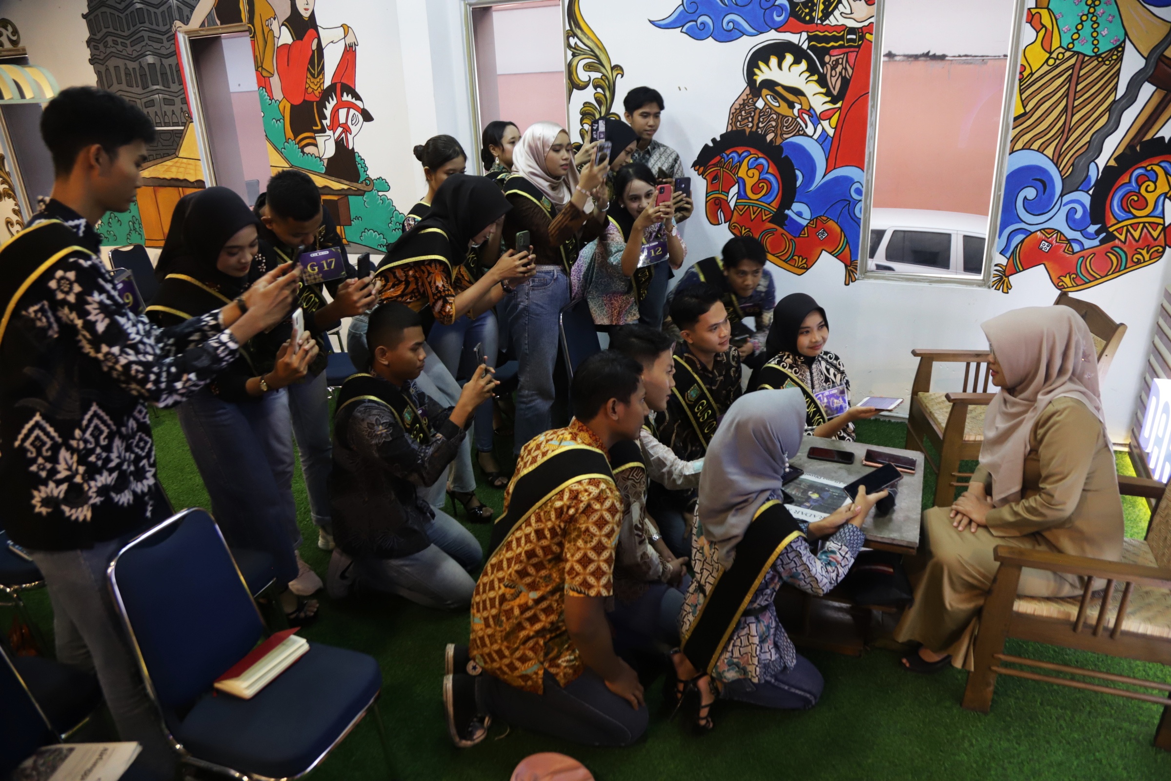 LITERASI: Puluhan finalis Gus-Yuk Kota Mojokerto dilatih literasi digital di Darmo Corner Jawa Pos Radar Mojokerto di Sunrise Mall Kota Mojokerto, Selasa (25/7).