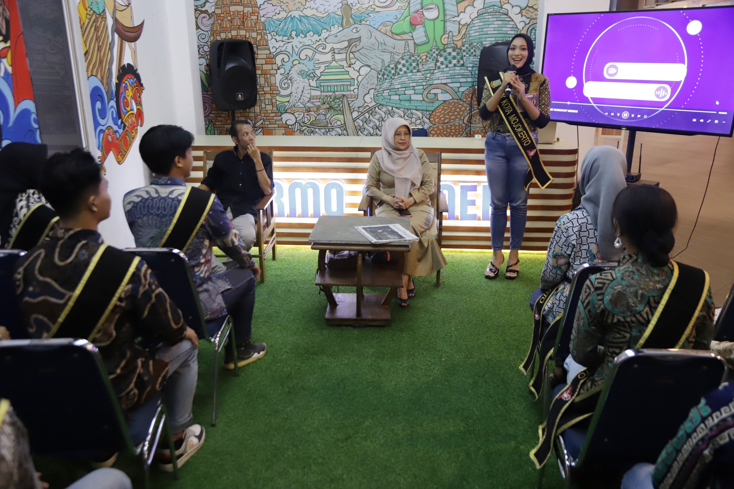 LITERASI: Puluhan finalis Gus-Yuk Kota Mojokerto dilatih literasi digital di Darmo Corner Jawa Pos Radar Mojokerto di Sunrise Mall Kota Mojokerto, Selasa (25/7).