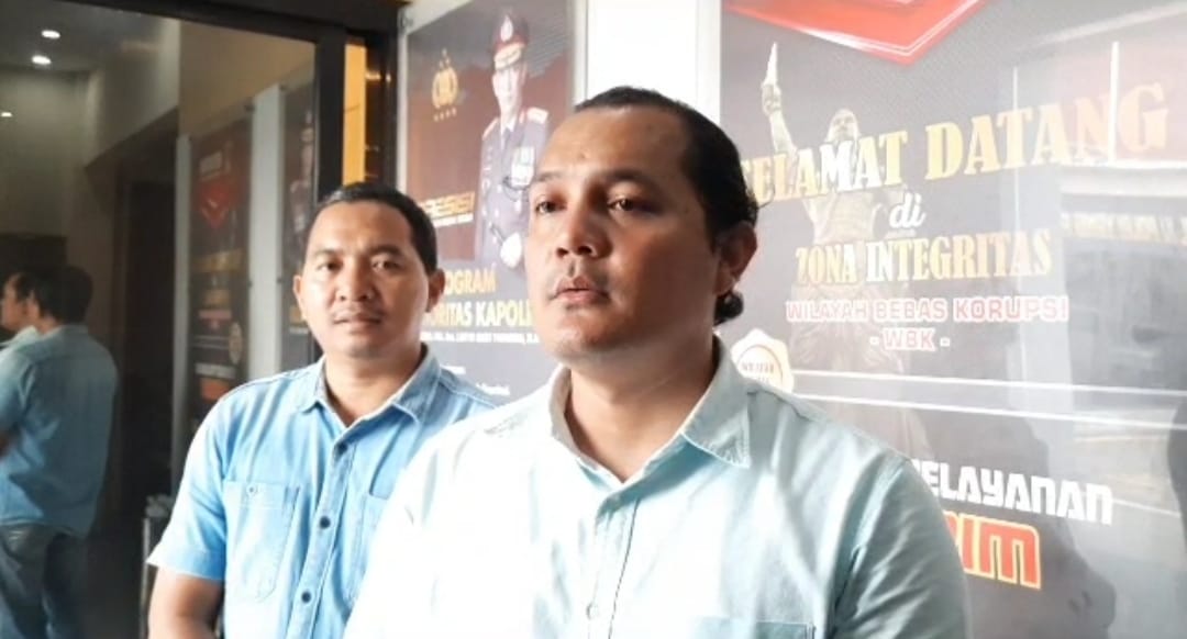 Kasatreskrim Polres Mojokerto Kota AKP Bambang Tri Sutrisno didampingi Kanit Tipikor Satreskrim Polres Mojokerto Ipda Muklisin.