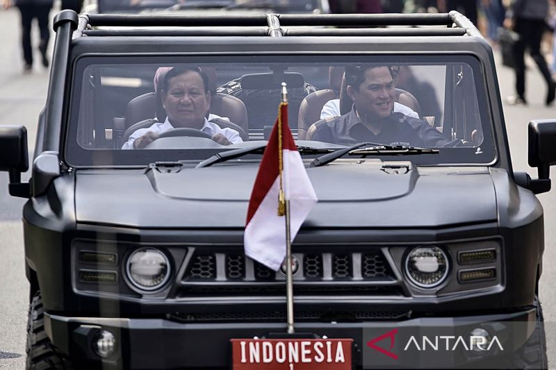Menteri Pertahanan Prabowo Subianto (kiri) dan Menteri BUMN Erick Thohir (kanan) mengendarai kendaraan taktis Maung 4x4 bersama Presiden Jokowi dan Ibu Negara Iriana Jokowi di Malang.
