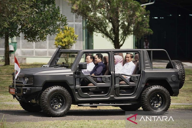 Presiden Joko Widodo (kanan) bersama Ibu Negara Iriana Joko Widodo (kedua kanan) didampingi Menteri Pertahanan Prabowo Subianto (kiri) dan Menteri BUMN Erick Thohir mencoba kendaraan taktis Maung 4x4.
