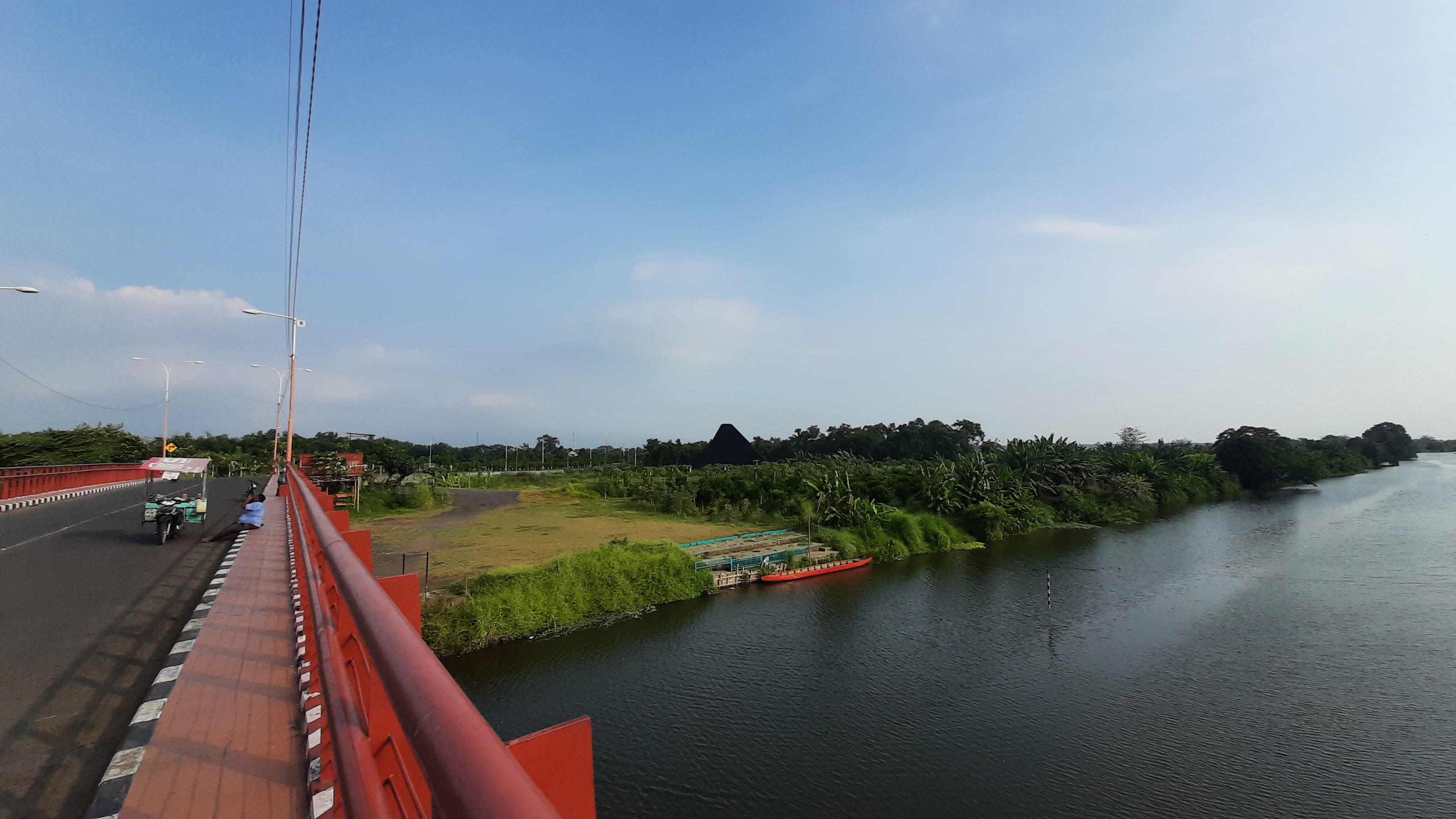 TERTUNDA: Rencana pengangkatan bangkai girder Jembatan Rejoto dari Sungai Ngotok, Kecamatan Prajurit Kulon, Kota Mojokerto tertunda karena gagal lelang.