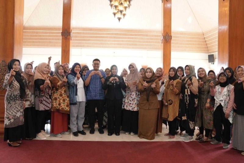 Wali Kota Mojokerto Ika Puspitasari bersama perajin batik di kota setempat, Senin (24/7/2023).