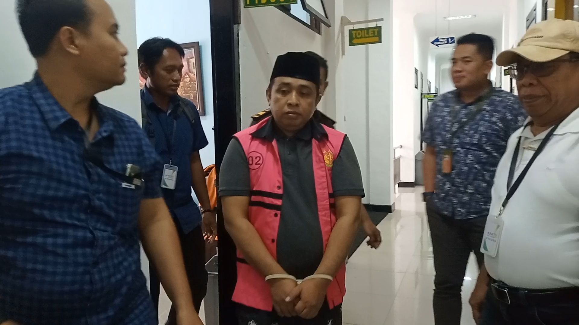 BERMASALAH: Tersangka mengenakan rompi tahanan dibawa keluar dari ruang pemeriksaan Pidsus Kejari Kabupaten Mojokerto saat pelimpahan tahap II, kemarin.