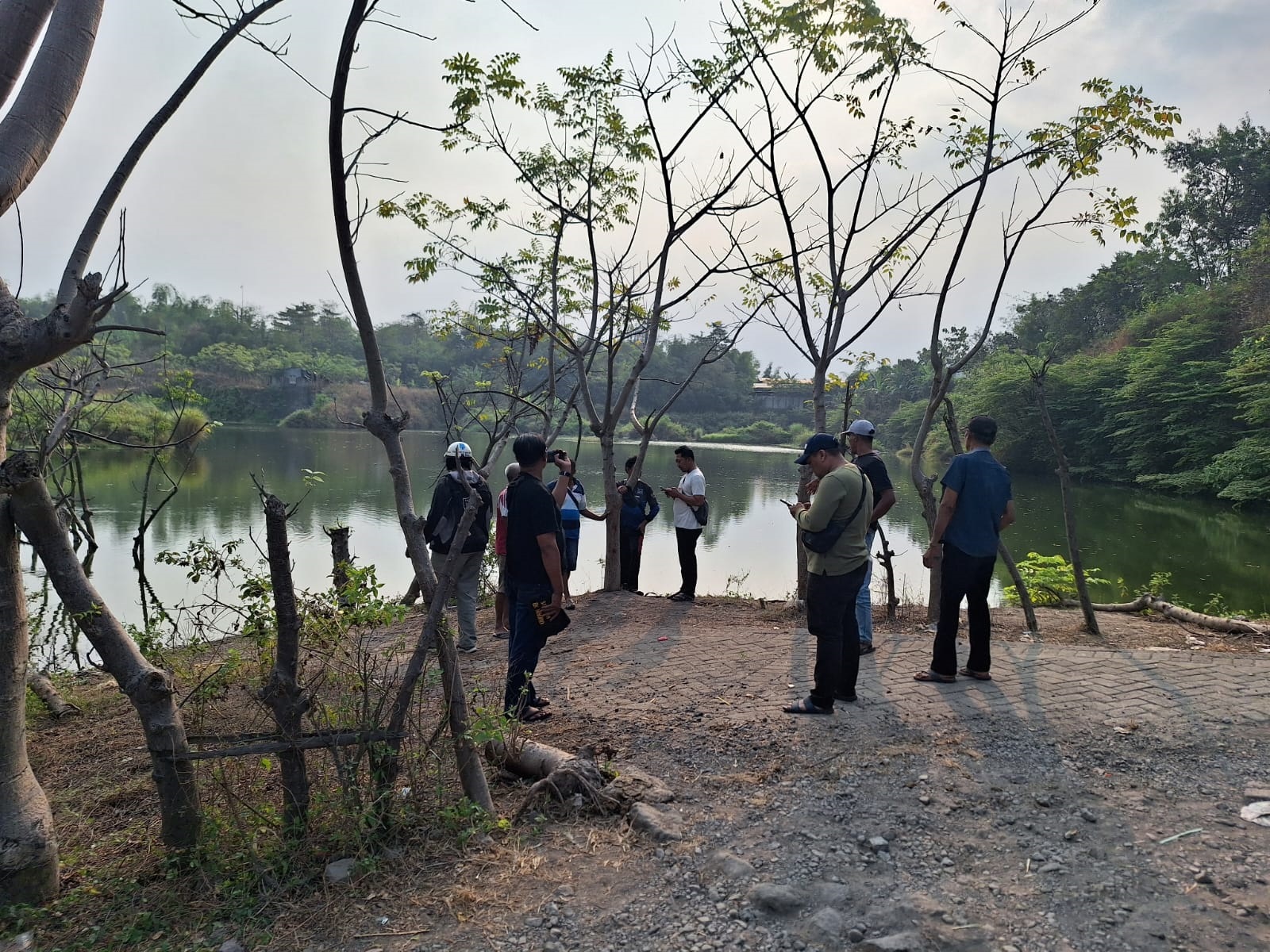 PENANGANAN: Polisi melakukan olah TKP kejadian kecelakaan air pelajar tenggelam di waduk Ranu Manduro, Desa Manduromanggunggajah, Kecamatan Ngoro, kemarin.