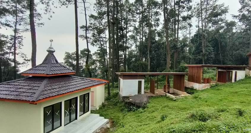 TERBENGKALAI: Proyek kolam Air Panas VVIP di kawasan Wana Wisata Padusan, Kecamatan Pacet, Kabupaten Mojokerto tak kunjung tuntas.
