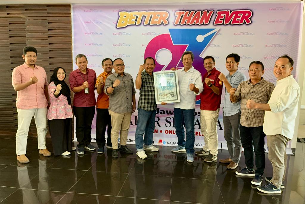 AKRAB: Direktur JPRM M. Nur Kholis (tengah baju putih) bersama Direktur JPRS Baehaqi (tengah kotak-kotak) bersama jajaran manajemen di kantor JPRS, Selasa (26/7).