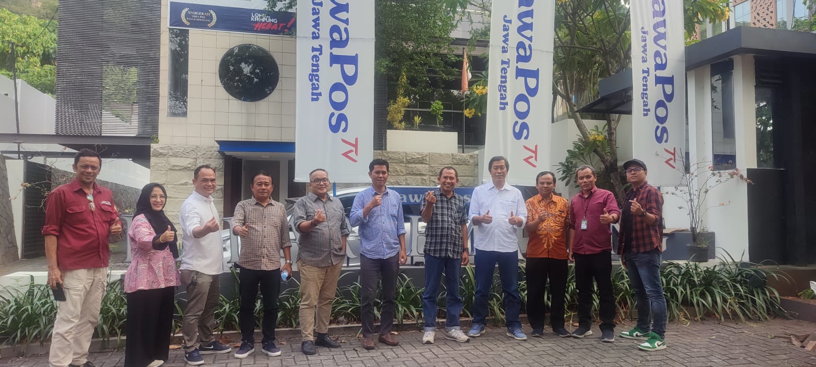 AKRAB: Direktur JPRM M. Nur Kholis (tengah baju putih) bersama Direktur JPRS Baehaqi (tengah kotak-kotak) bersama jajaran manajemen di kantor JPRS, Selasa (26/7).