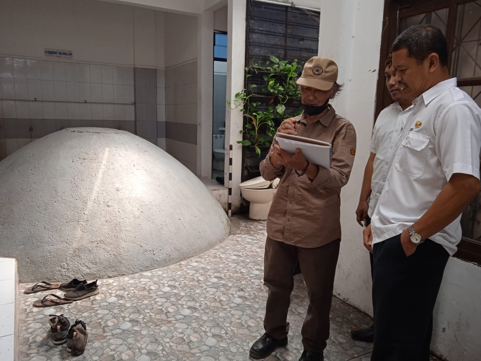 DIIDENTIFIKASI: TACB Provinsi Jawa Timur saat melakukan pengkajian pada bungker yang berada di kompleks kantor BPKPD Kota Mojokerto, Juni lalu.