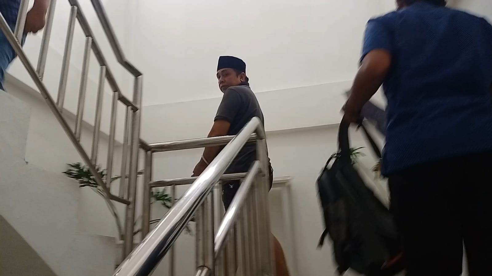 PROSES HUKUM: Tersangka tiba di kantor Kejari Kabupaten Mojokerto dalam pelimpahan tahan II dari penyidik Satreskrim Polres Mojokerto, Rabu (26/7).
